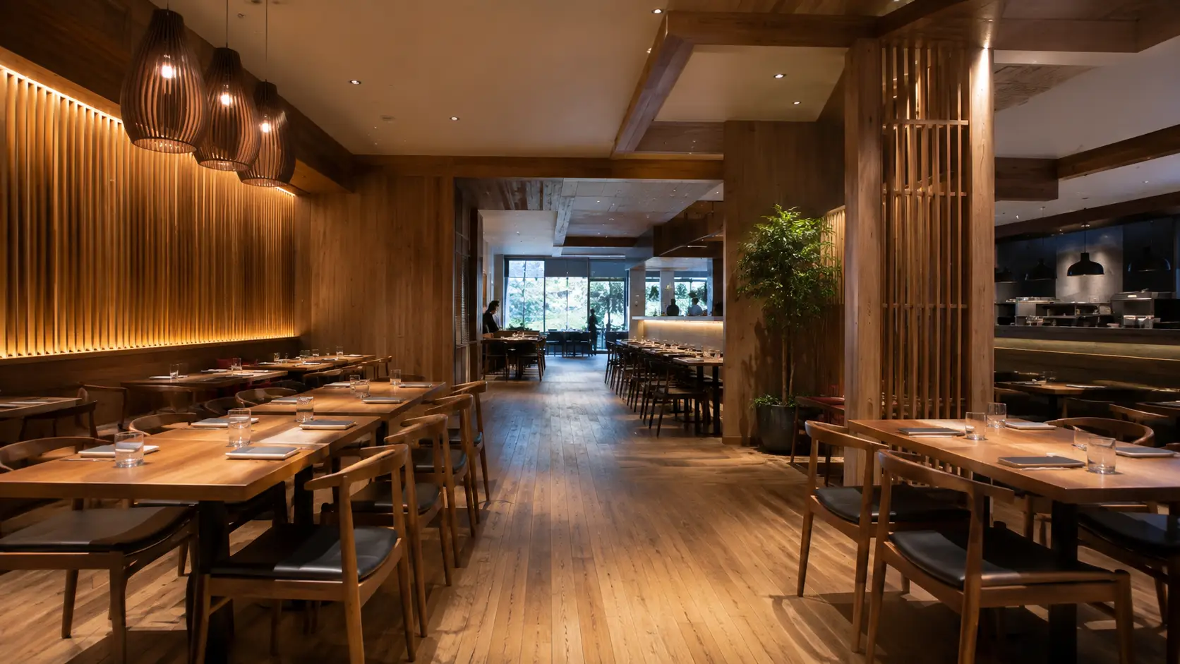 Restaurante com móveis e acabamentos de madeira